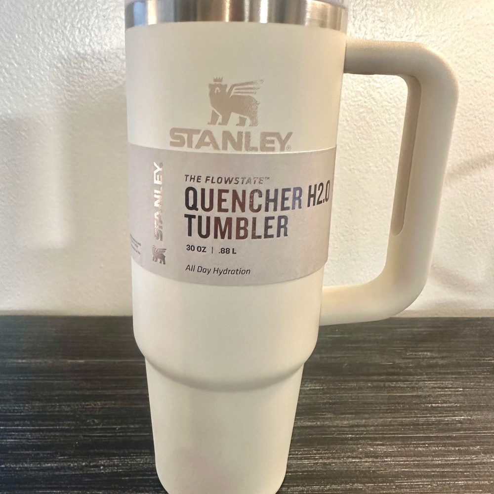 Stanley Cream Quencher H2.0 Tumbler. NWT 30oz